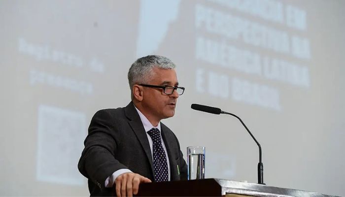  Brasil defendeu democracia melhor que EUA, diz professor de Harvard 